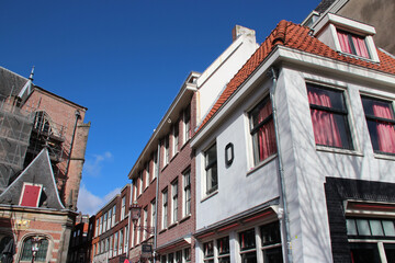 Fototapeta na wymiar old church (oude kerke) and houses in amsterdam (the netherlands) 