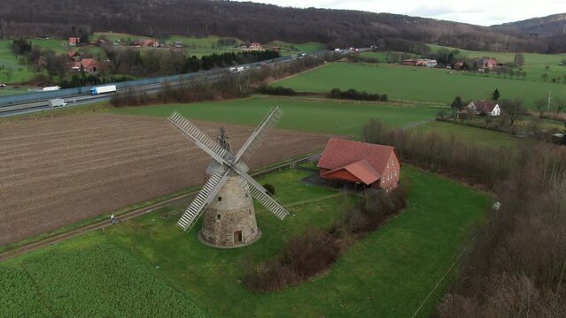 Windmühle Felderlanschaft von oben Luftaufnahme gemauert