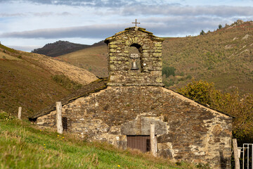 Fototapeta na wymiar capilla romanica en el pueblo de Is, en la Sierra de Muriellos de Allande, Asturias