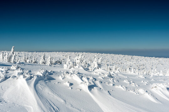 Widok na zimowe Karkonosze g&oacute;r / Winter view of Karkonosze mountains