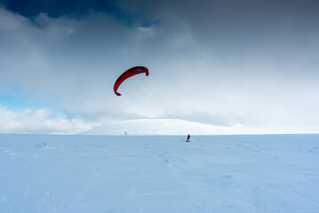 Narciarz z skrzydłem, snowgliding nowa dyscyplina sportowa / Skier with a wing, snowgliding a new...