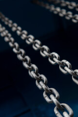 Obraz premium Metal chain isolated on black background. Extending chains on a black background.