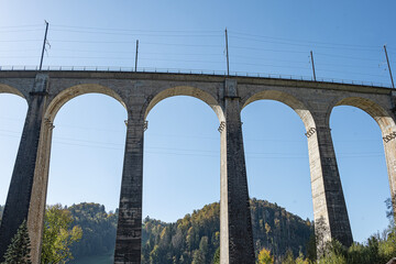 Fototapeta premium Eisenbahnbrücke bei Sainte Ursanne, Kanton Jura, Schweiz