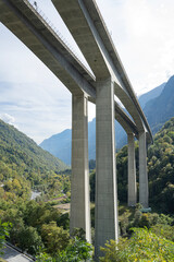 Autobahnbrücke in der Leventina, Kanton Tessin, Schweiz