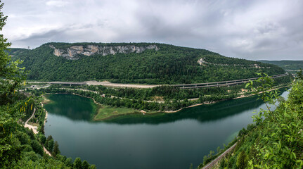 Vue panoramique du lac de Sylans et de l'autoroute des Titans depuis Le Poizat, Ain, France