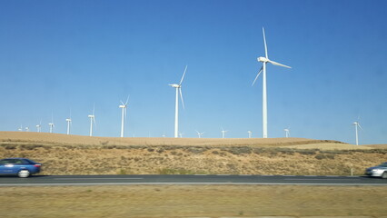 Paisagem com geradores alternativos de energia elétrica.