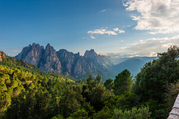 Berglandschaft im warmen Sonnenlicht auf Korsika