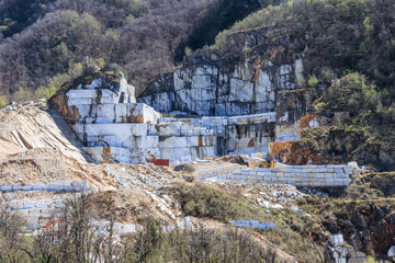 View of Carrara marble quarries - 587274083