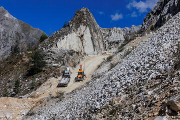 View of Carrara marble quarries - 587274800