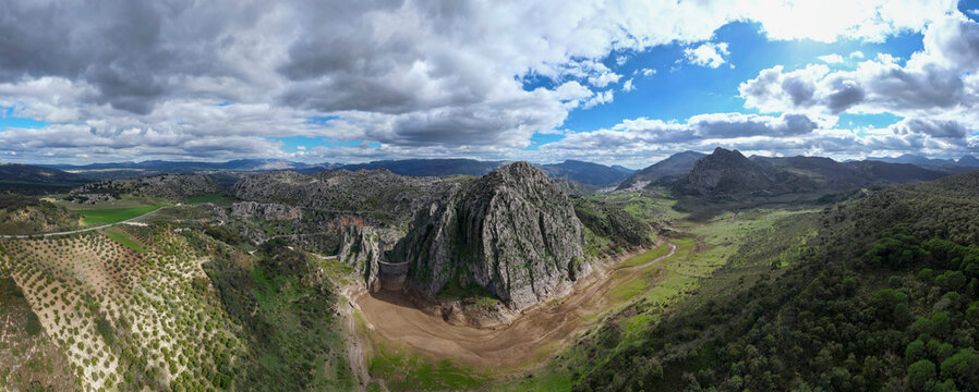 vista a&eacute;rea de la presa de Montejaque en la provincia de M&aacute;laga, Andaluc&iacute;a