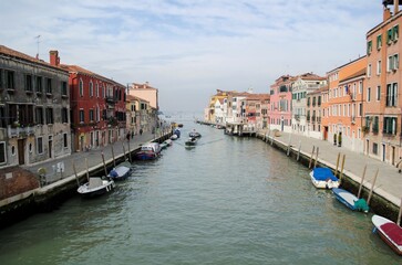 Obraz premium Boats and motorboats on the canals of Venice