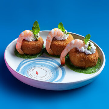 crocchette di gamberi con jus di asparagi e formaggio fresco.