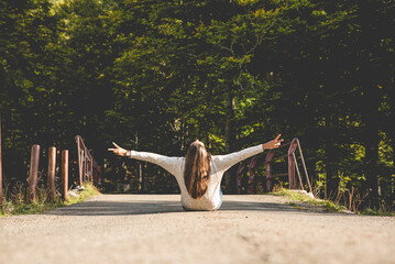 chica en la naturaleza con los brazos abiertos y feliz 