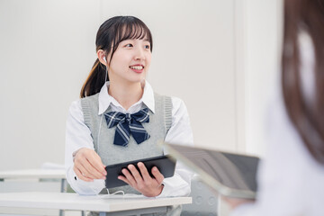 留学生と翻訳アプリでコミュニケーションを取る高校生