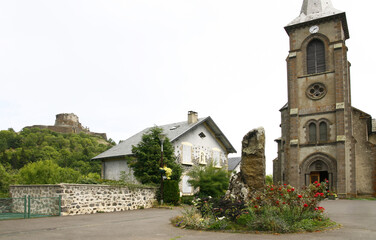 Dominé par son château médiéval sur une colline basaltique, Murol est un village d'Auvergne dans le département du Puy-de-Dôme en France