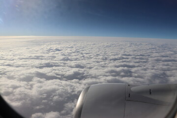 Fototapeta na wymiar 雲の上、飛行機の中の青空