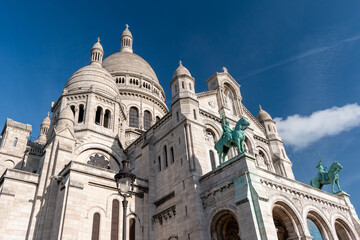 Fototapeta na wymiar Basilica of Sacré Coeur - front view of domes and statues