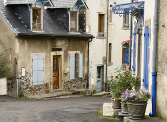 Fototapeta na wymiar Une ruelle du village de Murol, situé dans le département du Puy-de-Dôme dans la région d'Auvergne en France
