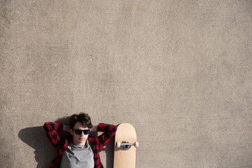 Teenager relaxing on concrete background