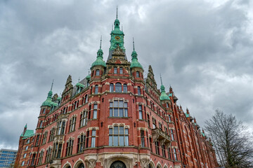 Schöne historische Fassade in der Speicherstadt in Hamburg