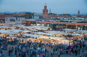 Puestos de comida en la plaza de Jemaa el Fna al anochecer en la ciudad de Marrakech, Marruecos