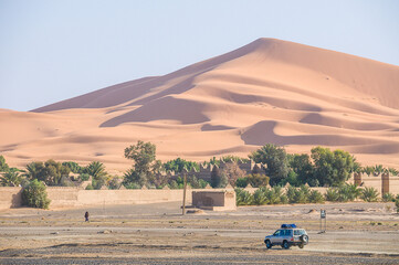 Escena con vehículo 4x4 y paisaje con las dunas de Erg Chebbi en Marruecos © s-aznar