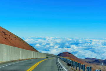 Fototapeta premium Winding Road among Volcanic Hills in Mauna Kea
