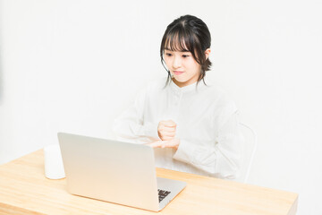 PCを使いながら納得している若い女性