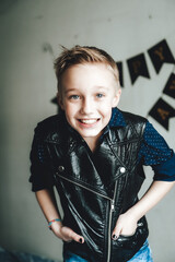 мальчик  улыбается . праздник 