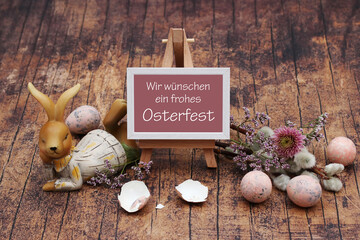 Osterkarte Frohe Ostern. Osterhasen und Wachteleier  mit dem Text Wir wünschen ein frohes...