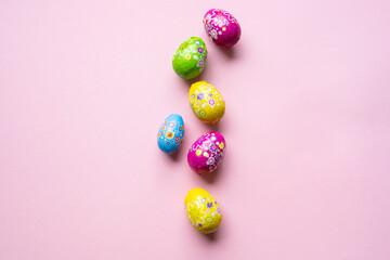 Fototapeta na wymiar Schokoladen Oster Eier auf pinkem Hintergrund
