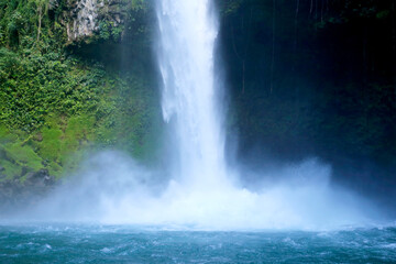 Fototapeta na wymiar Reißender Wasserfall