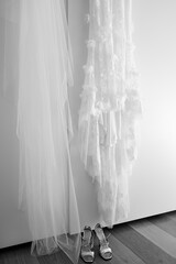 dettaglio in bianco e nero di un abito da sposa appeso