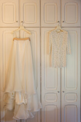 abito da sposa appeso nell'armadio di una stanza