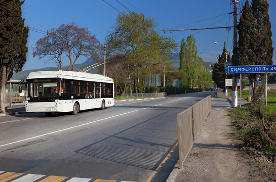 An intercity Crimean trolleybus at the entrance to the town of Alushta (Simferopol 45 roadsign)