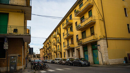 piękne budynki samochody włochy osiedle okolica piza rzym 