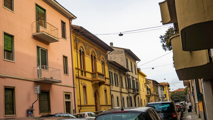 piękne budynki samochody włochy osiedle okolica piza rzym - obrazy, fototapety, plakaty