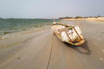 une pirogue peinte échouée sur la plage au Sénégal en Afrique