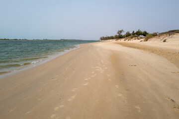 Une plage de sable fin sur la côte atlantique africaine au Sénégal
