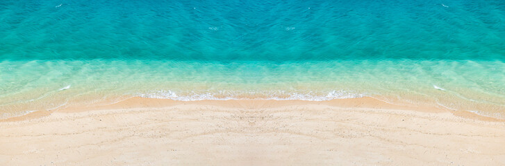 Fototapeta na wymiar エメラルドグリーンの海と白い砂浜の俯瞰写真 