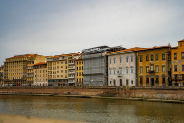 Fototapeta na wymiar rower piękne budynki samochody włochy osiedle okolica piza rzym