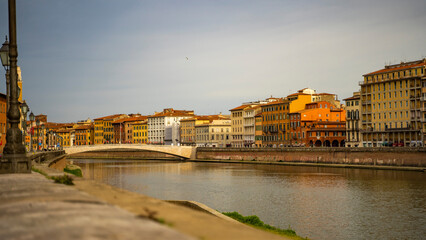 Fototapeta premium most piękne budynki samochody włochy osiedle okolica piza rzym