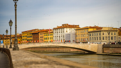 Fototapeta premium most piękne budynki samochody włochy osiedle okolica piza rzym