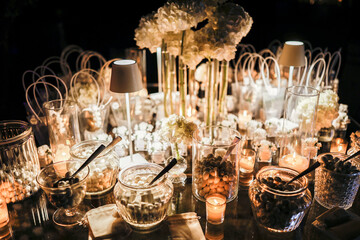 tavolo con sopra confetti variegati ed esposti elegantemente e pronti per essere consumati 