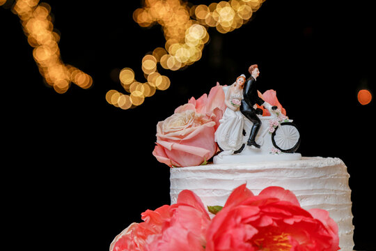 Originale Cake topper con degli sposini  posizionato sopra una bellissima torta