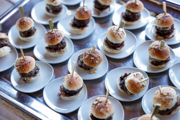 mini hamburger presentati in monoporzioni su un tavolo 