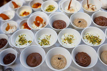 Mini porzioni di dolci serviti in piccoli contenitori 