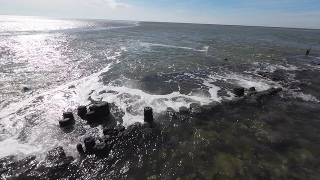 Abfliessender Priel bildet bei Ebbe Wasserfall im Wattenmeer, Nordsee, Schwenk