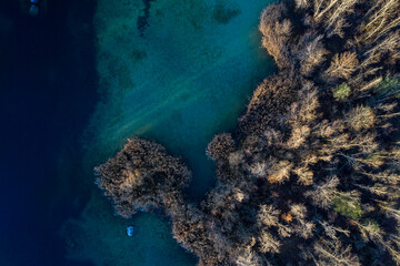 Vole au-dessus d&rsquo;un lac