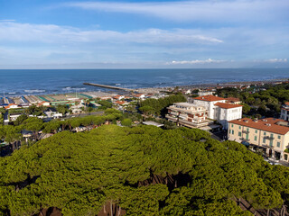 Forte dei Marmi, vista aerea della città con il Pontile, la spiaggia ed il mar Tirreno sullo sfondo 